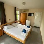 Gloria Houses-free Parking Warna